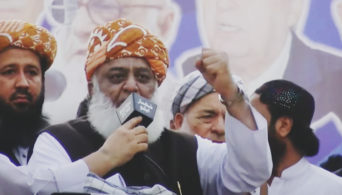 Gerakan Demokratik Pakistan (PDM) dan ketua JUI-F Fazlur Rehman menyampaikan protes anti-pemerintah terhadap PDM di Karachi pada 13 November 2021. — YouTube/HumNews