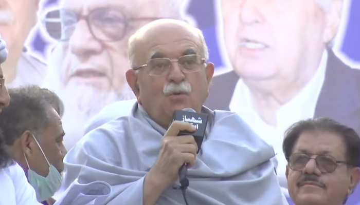 Presiden Partai Pashtunkhwa Milli Awami (PkMAP) Mahmood Khan Achakzai berpidato di depan protes anti-pemerintah terhadap PDM di Karachi pada 13 November 2021. — YouTube/HumNews