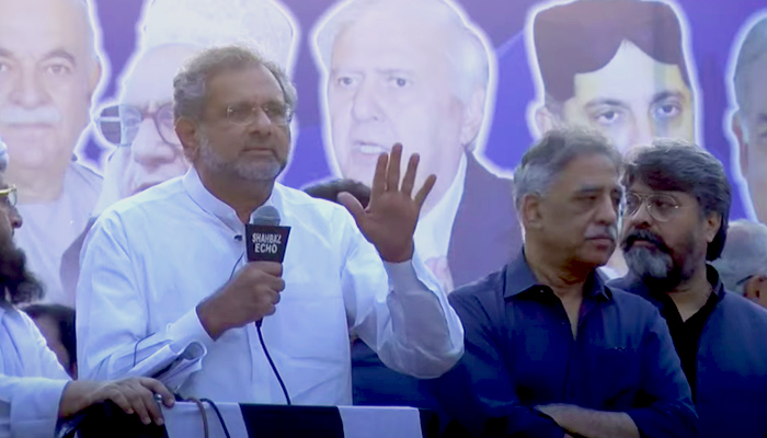 Pemimpin PML-N Shahid Khaqan Abbasi berpidato di depan protes anti-pemerintah terhadap PDM di Karachi pada 13 November 2021. — YouTube/HumNews