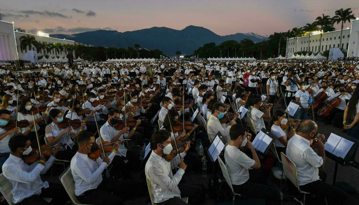 Diapit oleh pegunungan, halaman Akademi Militer Venezuela menampung sekitar 12.000 musisi klasik
