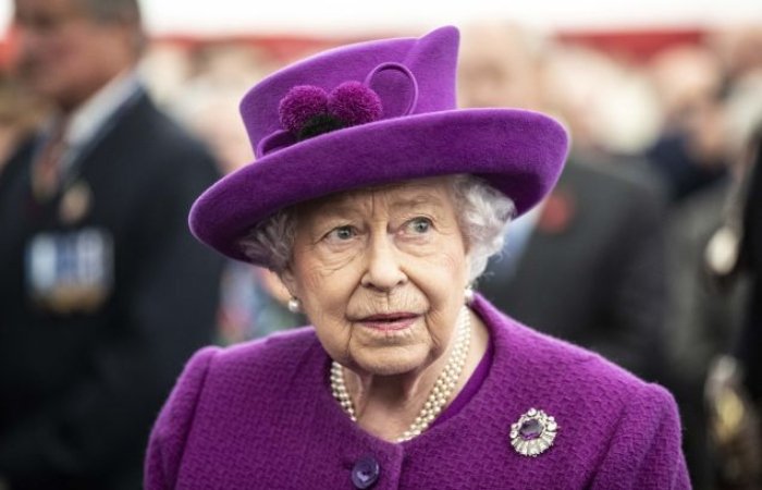 Queen menarik diri dari acara Remembrance Sunday secara langsung setelah terkilir kembali