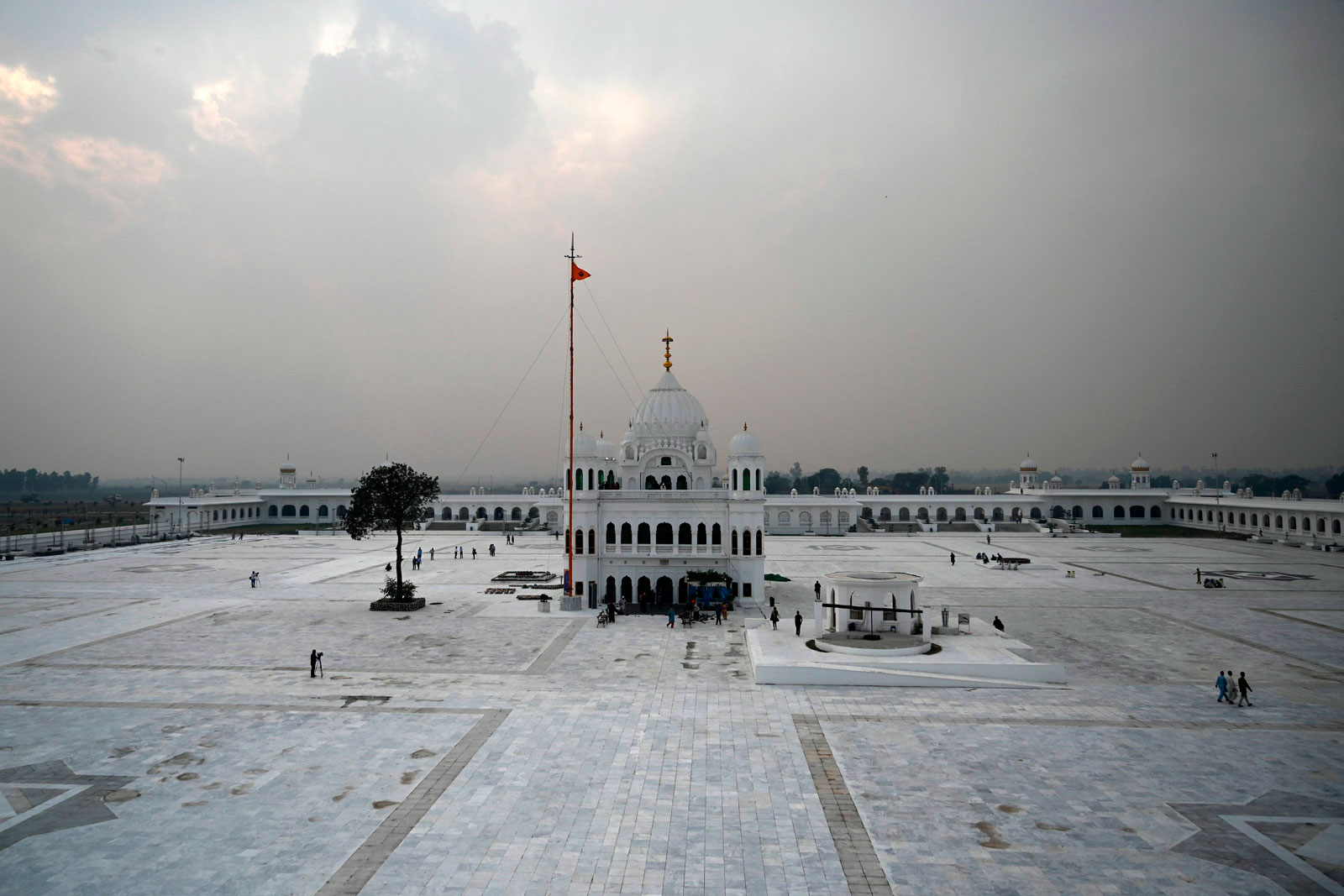 Peziarah Sikh dari berbagai negara mengunjungi Kuil Baba Guru Nanak Dev di Gurdwara Darbar Sahib, di kota Kartarpur, Pakistan, dekat perbatasan India, pada 6 November 2019. —AFP