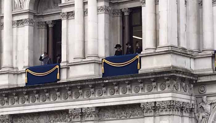 Sepupu Ratu Elizabeth menempati tempatnya di balkon Kantor Luar Negeri