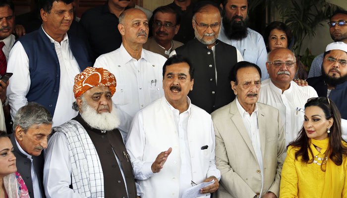 Pemimpin oposisi, termasuk Fazlur Rehman, Yousaf Raza Gillani, Sherry Rehman, Marriyum Aurengzeb, antara lain — Twitter.