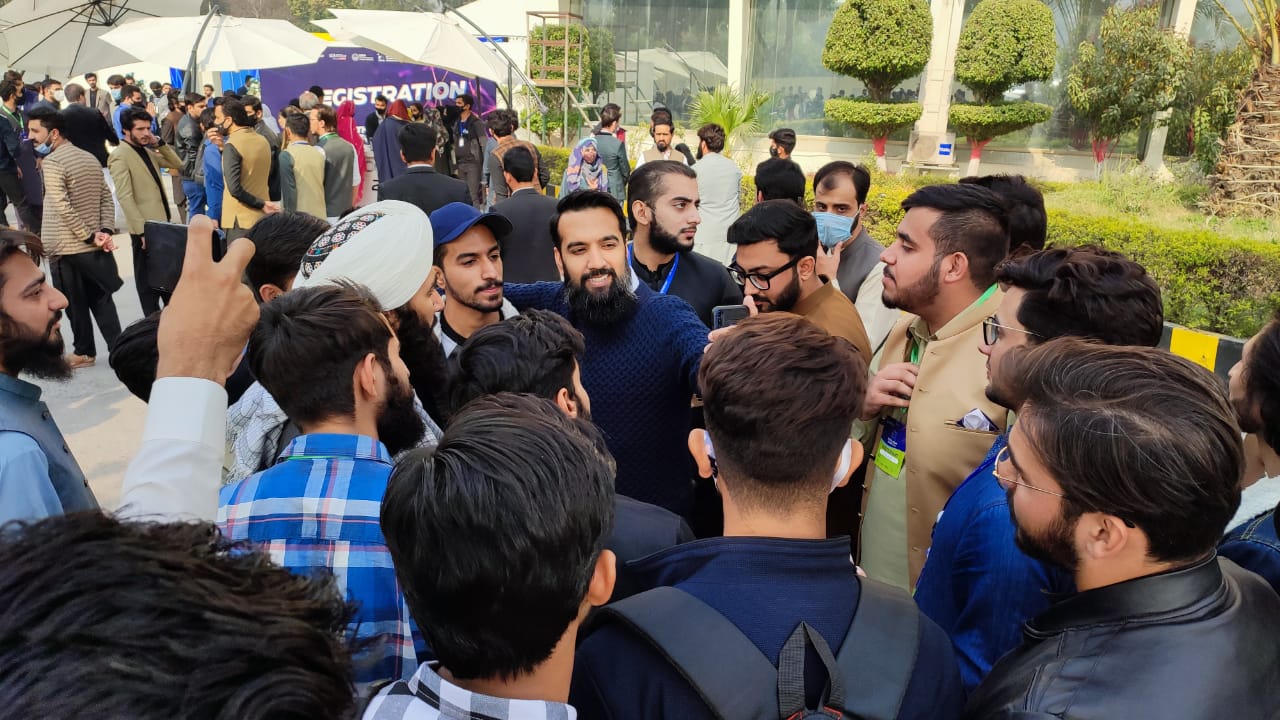 Caption: Attendees at the Digital Youth Summit 2021 interact with social media influencer Azad Chaiwala.  — Twitter/ Geo News