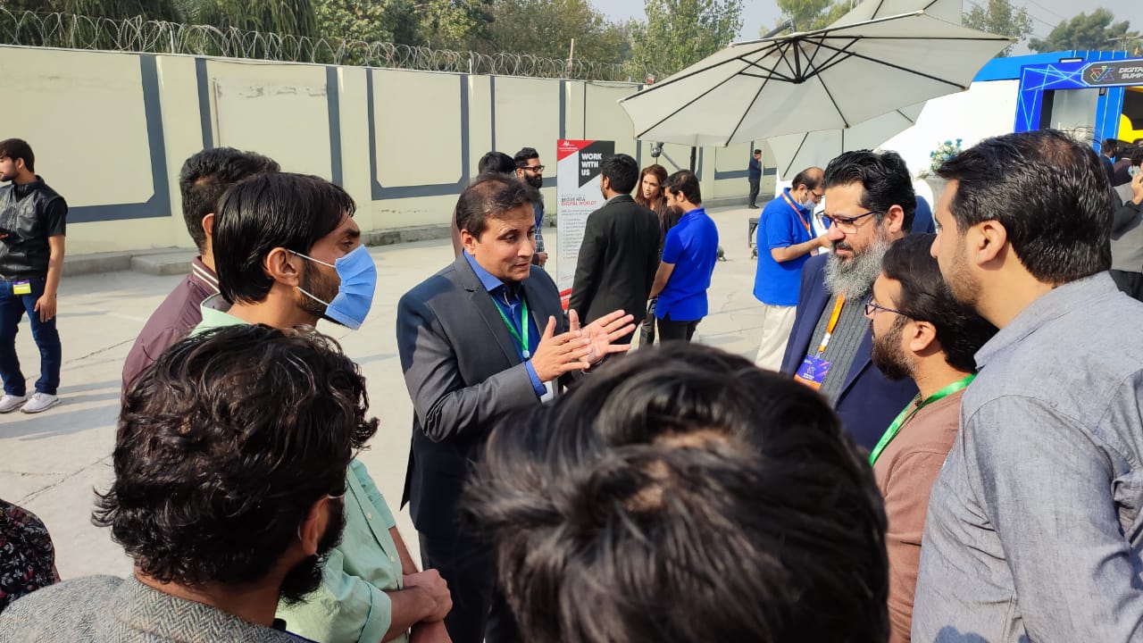 Airlift Technologies Co-Founder Ahmed Ayub speaks to young entrepreneurs and tech enthusiasts outside the main marquee at the Digital Youth Summit 2021. — Twitter/ Geo News