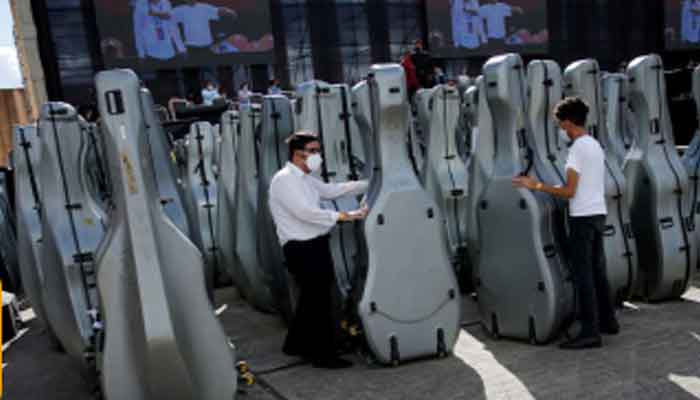 Young Venezuelans attempt to break Guinness record for largest orchestra