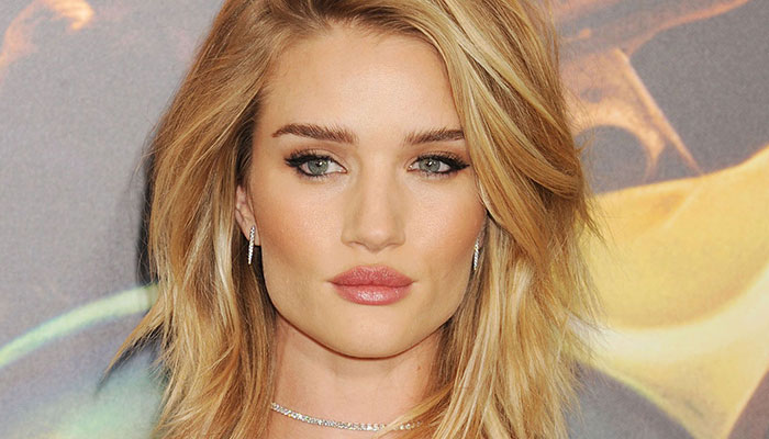 Rosie Huntington-Whiteley berduka atas hilangnya nyawa setelah menyambut anak pertama