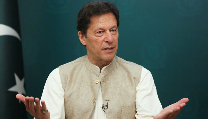 Perdana Menteri Imran Khan memberi isyarat selama wawancara dengan Reuters di Islamabad, Pakistan, 4 Juni 2021. — Reuters/File
