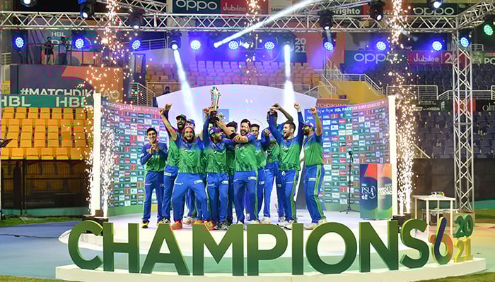 Multan Sultans merayakan saat mereka mengangkat trofi PSL pertama mereka, di Stadion Kriket Sheikh Zayed, di Abu Dhabi, pada 25 Juni 2021. — PSL/File