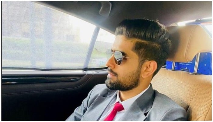 Kapten kriket Pakistan Babar Azam berpose sambil duduk di dalam mobil.  - Instagram