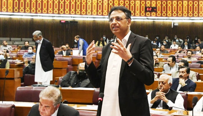 Menteri Federal untuk Perencanaan, Pembangunan, Reformasi, dan Inisiatif Khusus Asad Umar berpidato di lantai Majelis Nasional di Islamabad pada 12 November 2021. — Twitter/NAofPakistan