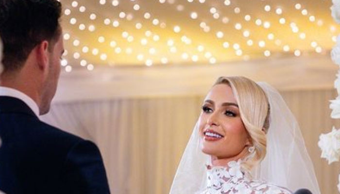 Paris Hilton mengenang pernikahan akhir pekan dengan Carter Reum