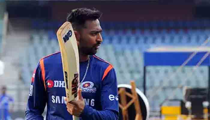 Pemain kriket India Krunal Pandya berhenti di bandara Mumbai. File foto