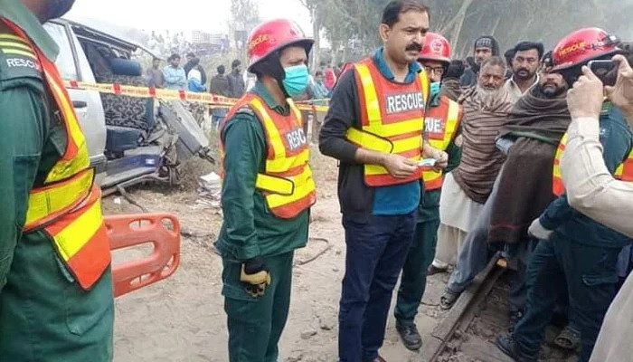 Tiga pelajar tewas saat kereta menabrak van kampus di Sheikhupura