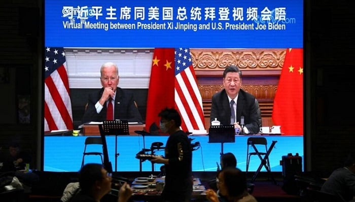 A screen shows Chinese President Xi Jinping attending a virtual meeting with U.S. President Joe Biden via video link, at a restaurant in Beijing, China November 16, 2021. Photo: Reuters