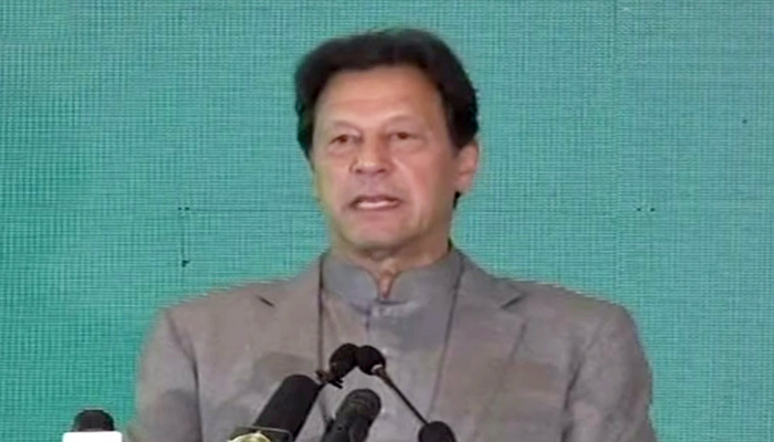 Perdana Menteri Imran Khan berpidato pada upacara peluncuran Lilla Jhelum Dual Carriageway pada 16 November 2021. — YouTube/Hum News