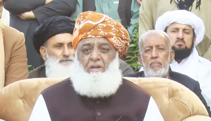Gerakan Demokratik Pakistan (PDM) dan ketua JUI-F Maulana Fazlur Rehman berbicara dalam konferensi pers bersama dengan para pemimpin Oposisi lainnya di Quetta pada 16 November 2021. — YouTube/HumNewsLive