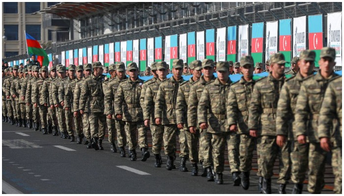 Anggota tentara Azerbaijan ambil bagian dalam prosesi peringatan berakhirnya konflik militer 2020 atas wilayah memisahkan diri Nagorno-Karabakh, yang melibatkan pasukan Azerbaijan melawan pasukan etnis Armenia, di Baku, Azerbaijan, 8 November 2021. REUTERS/Aziz Karimov