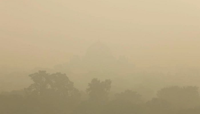 Humayuns Tomb is seen shrouded in smog in New Delhi, India, November 16, 2021. Photo: Reuters