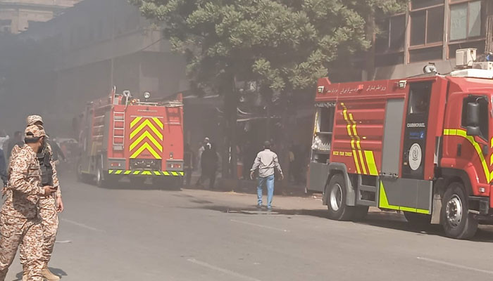 Kebakaran terjadi di Pasar Victoria Karachi