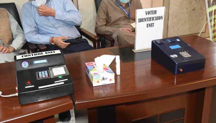 File foto di un campione di Electronic Voting Machine (EVM).
