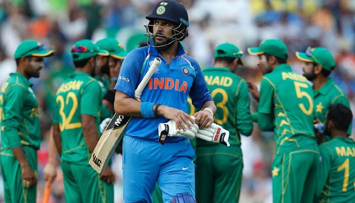 Yuvraj Singh dari India berjalan kembali ke paviliun setelah kehilangan gawangnya selama final ICC Champions Trophy pada 2017. AFP/File