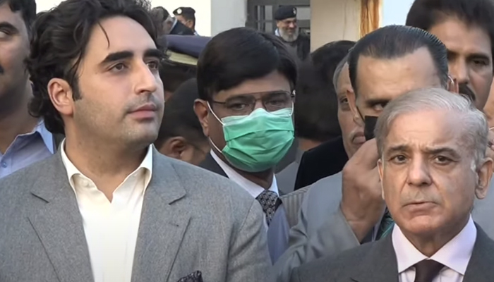 Ketua PPP Bilawal Bhutto (kiri) dan Pemimpin Oposisi di Majelis Nasional Shahbaz Sharif berbicara kepada media di luar Parlemen di Islamabad pada 17 November 2021. — YouTube/HumNewsLive