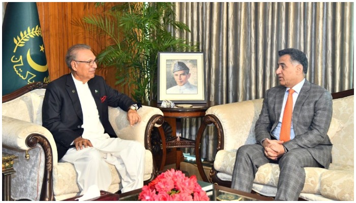 Presiden Arif Alvi (kiri) dan Letjen Faiz Hameed (kanan) bertemu di Istana Kepresidenan.  Foto: APLIKASI