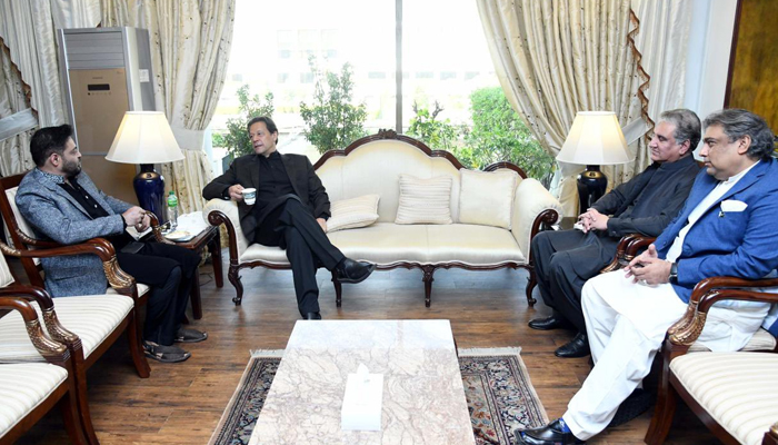 MNA Amir Liaquat (kiri), Perdana Menteri Imran Khan (cemtre), Menteri Luar Negeri Shah Mahmood Qureshi (belakang kanan), dan Menteri Federal Urusan Maritim Ali Zaidi di ruang PM di Islamabad pada 17 November 2021. — Twitter/AamirLiaquat