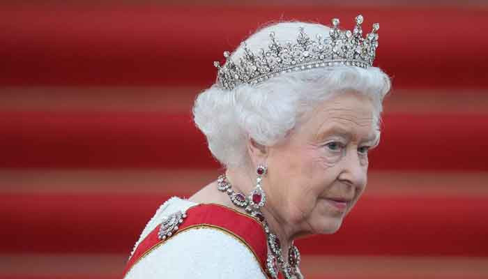 Ratu membuat penampilan publik pertama sejak menderita keseleo punggung