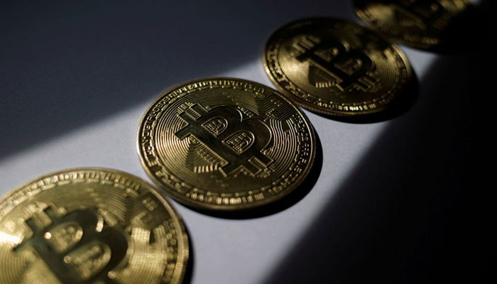 Bitcoin, kerugian perawat eter, mengintai di dekat level kritis