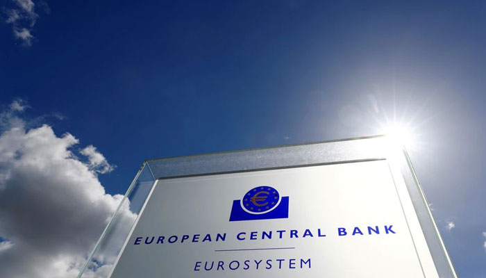 Logo Bank Sentral Eropa (ECB) terlihat di luar kantor pusatnya di Frankfurt, Jerman, 26 April 2018. — Reuters/File