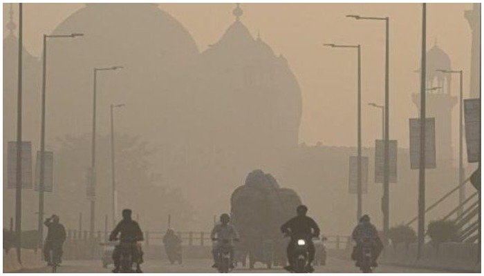 Sebuah file foto yang menunjukkan kota diselimuti kabut asap.  foto: AFP