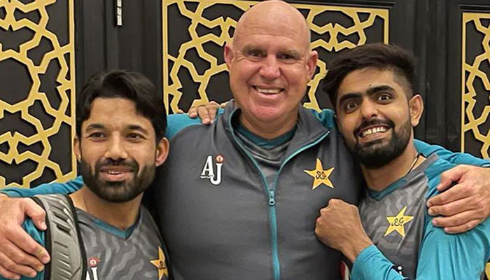 Australian great Matthew Hayden pose with Pakistan skipper Babar Azam and wicketkeeper-batter Mohammad Rizwan after the duo outplayed India during their clash in T20 World Cup on October 24. — Instagram/@haydos359