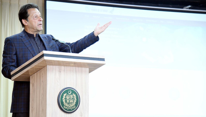 Perdana Menteri Imran Khan berpidato pada upacara peluncuran Surat Kuasa Online untuk Orang Pakistan Rantau yang diadakan di Islamabad pada 18 November 2021. — PID