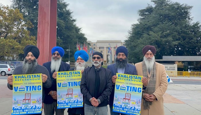 Pemimpin kelompok separatis Sikhs For Justice (SFJ) terlihat memegang pamflet pemungutan suara Referendum Khalistan.  — Foto disediakan oleh penulis