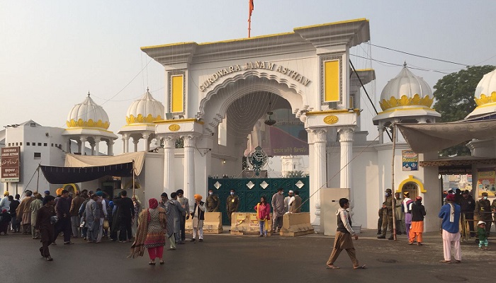 Peziarah Sikh terlihat di luar Gurdwara Janam Asthan di Nankana Sahib dekat Lahore.  Ini adalah gurdwara yang sangat dihormati yang terletak di tempat pendiri Sikhisme, Guru Nanak, lahir.