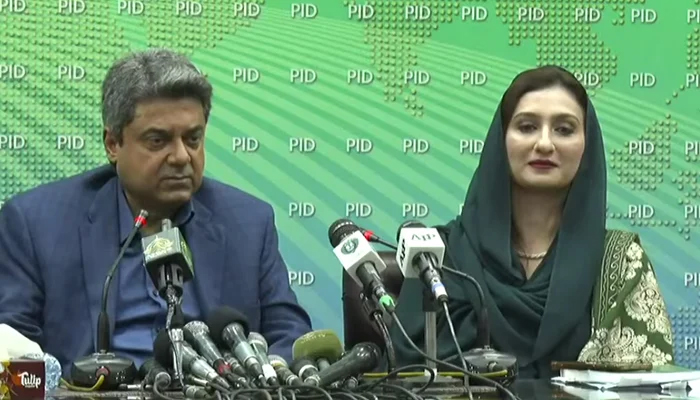 Menteri Hukum Farogh Nasim (kiri) berpidato dalam konferensi pers bersama MNA Maleeka Bokhari (kanan) di Islamabad pada 19 November 2021. — YouTube/HumNewsLive