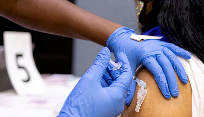 Seorang wanita menerima vaksin COVID-19 di sebuah klinik di Philadelphia, Pennsylvania, AS, 18 Mei 2021. — Reuters/File