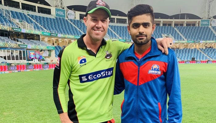 Legenda kriket Afrika Selatan AB de Villiers (kiri) dan kapten Pakistan Babar Azam (kanan).  - Indonesia