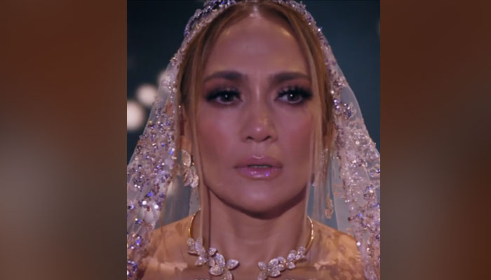 Jennifer Lopez tampil memukau dengan gaun pengantin strapless yang dihias dengan indah
