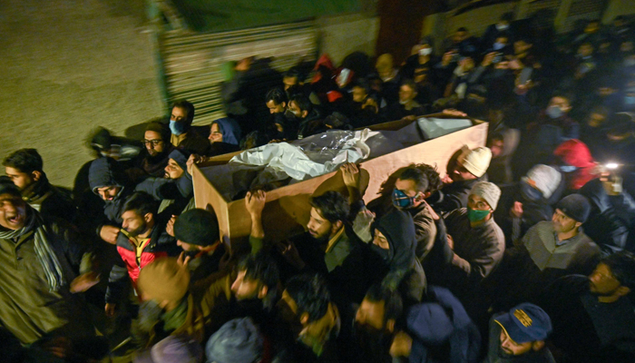 Para pelayat membawa peti mati salah satu dari dua warga sipil yang tewas dalam baku tembak antara pasukan pemerintah dan pemberontak di Kashmir pada awal 19 November 2021. — AFP
