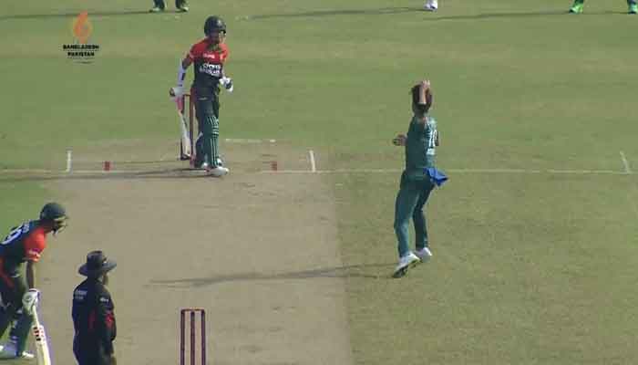 Shaheen Afridi throws the ball back at Afif Hosain during the second Pakistan-Bangladesh T20I match. Photo: Twitter