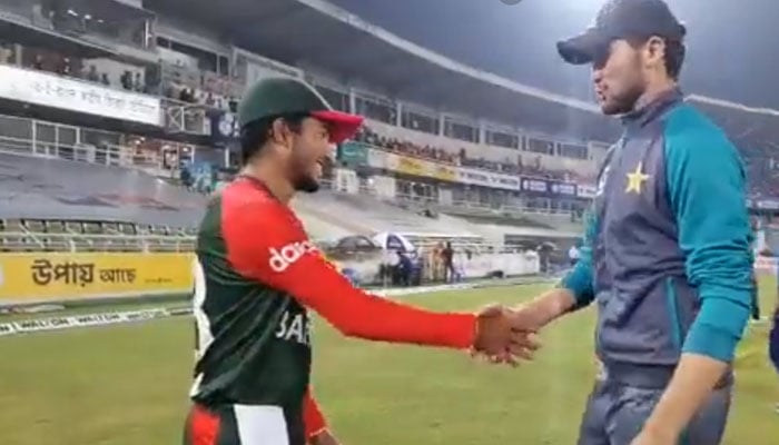 Pemukul kidal Bangladesh Afif Hosain dan pacer Pakistan Shaheen Shah Afridi terlihat berjabat tangan setelah pertandingan T20 kedua dari seri bilateral yang sedang berlangsung pada 20 November 2021. — Screengrab PCB