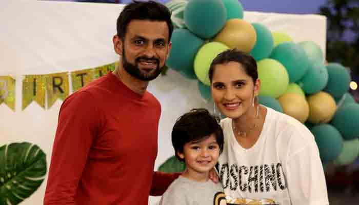 Shaoib Malik serba bisa Pakistan dengan putra Izhaan Malik dan Sania Mirza.  File foto