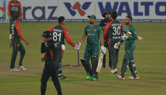 Pakistan´s Khushdil Shah (C) shakes hand with Bangladesh´s Nurul Hasan after winning the third Twenty20 cricket match between Bangladesh and Pakistan at Sher-E-Bangla National Cricket Stadium in Dhaka on November 22, 2021. — AFP