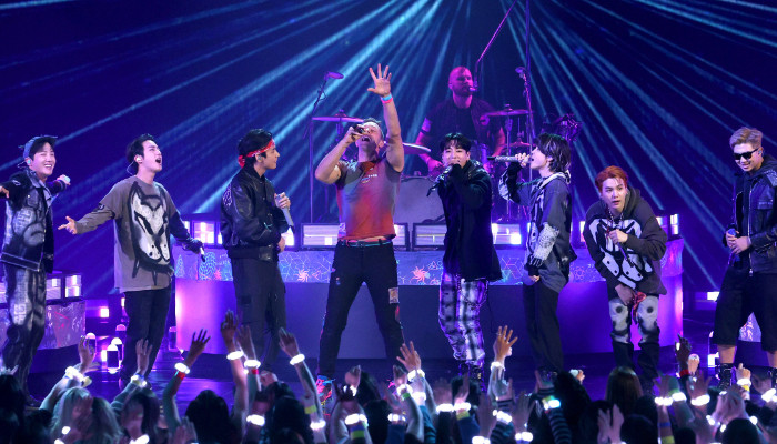 BTS membuka tentang bekerja dengan Coldplay’s Chris Martin