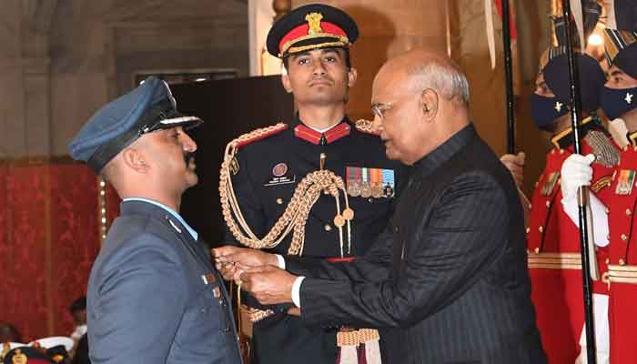 Abhinandan Varthaman being awarded the Vir Chakra. Photo: Twitter