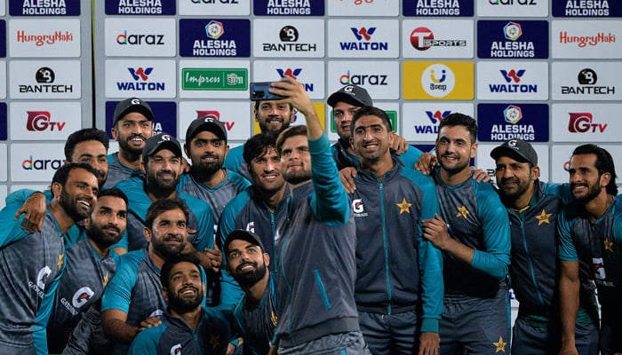 Pakistan´s cricketers take selfie pictures after winning the third Twenty20 cricket match against Bangladesh at Sher-E-Bangla National Cricket Stadium in Dhaka on November 22, 2021. — AFP